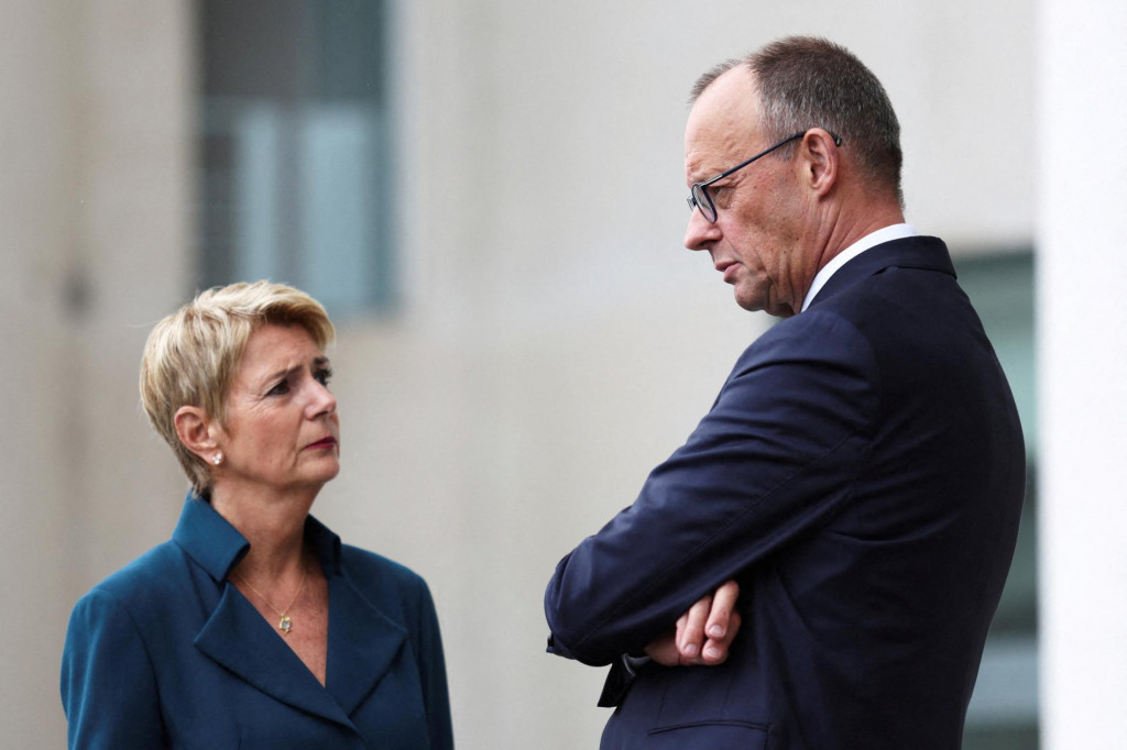 Švajčiarska prezidentka Karin Kellerová-Sutterová a nemecký kancelár Friedrich Merz. FOTO: Reuters