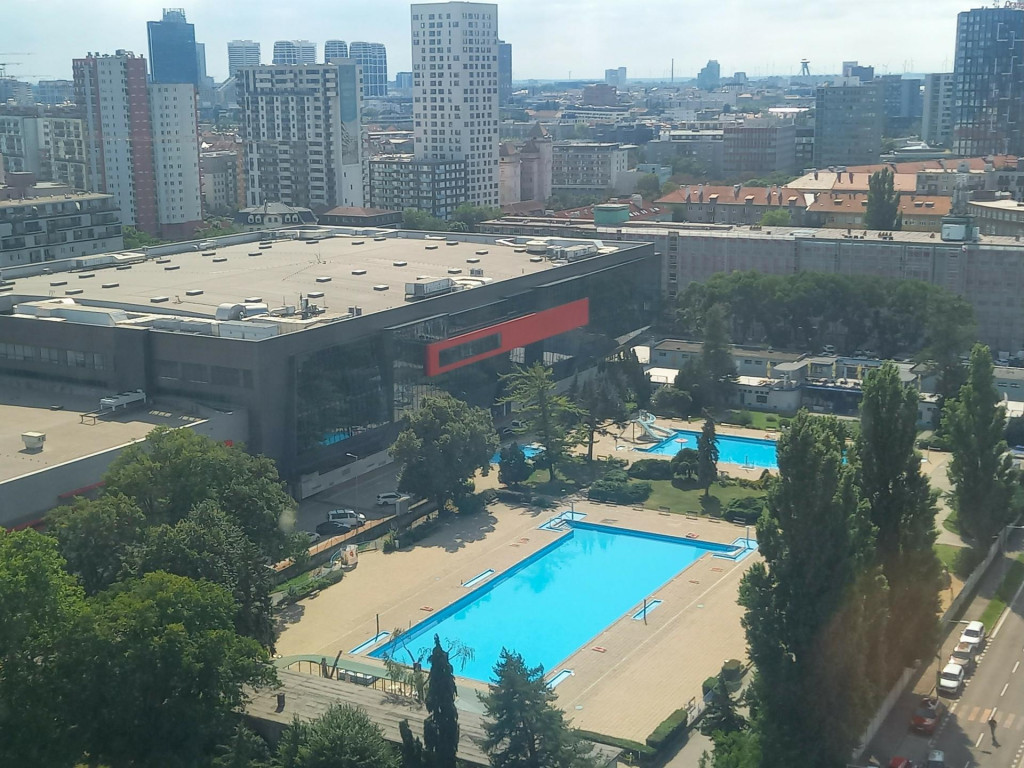 Kúpalisko Tehelné pole je aktuálne zatvorené, aj keď vonkajšie teploty v utorok 2. septembra atakovali 30 stupňov Celzia.

FOTO: HN