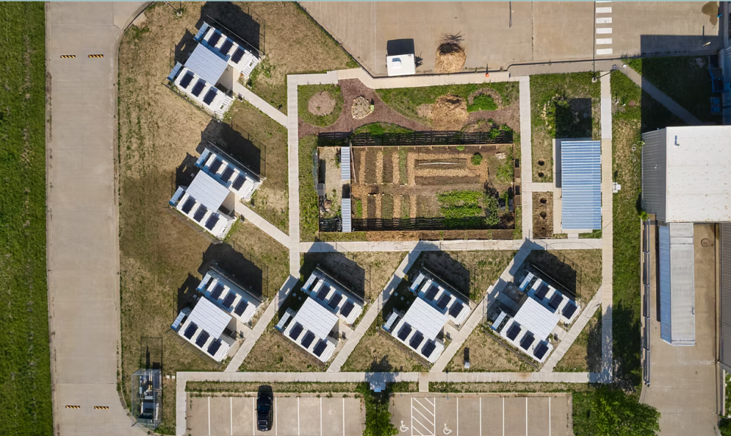 V rámci projektu bolo vytvorených celkom dvanásť obydlí. Každé o pätnástich metroch štvorcových úžitkovej plochy. Tieto pevné bytové jednotky boli umiestnené na pozemku miestnej nadácie, ktorá sa starala o bezdomovcov. FOTO: Dan Rockhill/Studio804