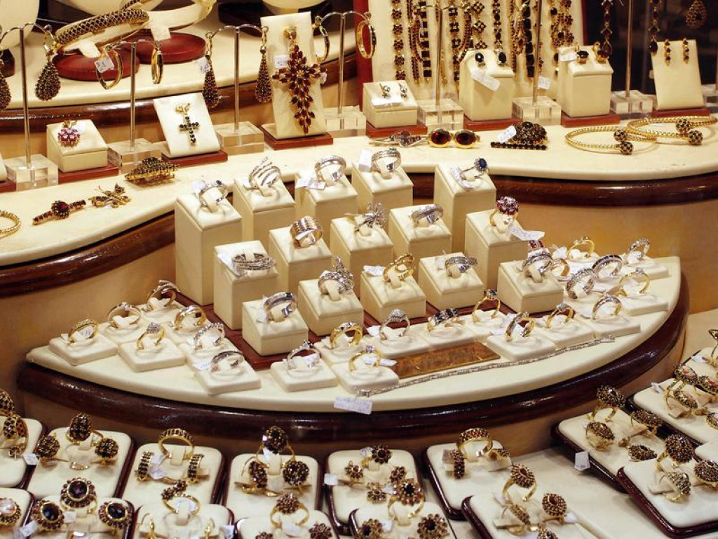 Pri zlate sa predpokladá, že cena do konca roka narastie na štyritisíc dolárov za uncu.