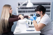 Pozor na gélovú manikúru, ktorá môže spôsobiť nepríjemnosti.