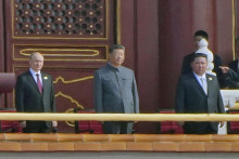 Zľava ruský prezident Vladimir Putin, čínsky prezident Si Ťin-pching a severokórejský líder Kim Čong-un sledujú vojenskú prehliadku pri príležitosti 80. výročia skončenia druhej svetovej vojny v Pekingu. FOTO: TASR/AP