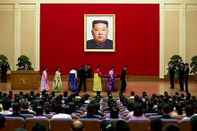 Severokórejský vodca prvýkrát zverejnil svoj portrét bez toho, aby vedľa neho boli fotografie jeho predchodcov. FOTO: Rodong Sinmun