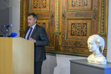 Generálny tajomník služobného úradu Ministerstva kultúry Lukáš Machala počas tlačovej konferencie k návratu busty do Levoče a prezentácia výsledkov expertízneho posudku pravosti busty Cecílie Gonzagovej v Levoči 3. septembra 2025. FOTO: TASR/Veronika Mihaliková