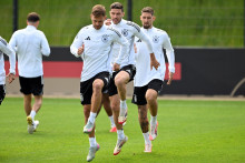 Nemci sa už poctivo pripravujú na zajtrajší súboj v Bratislave. Štvornásobní majstri sveta si nič iné ako zisk troch bodov na úvod kvalifikácie ani nepripúšťajú. FOTO: TASR/DPA