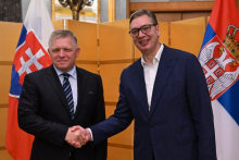 Robert Fico a Aleksandar Vučič na spoločnom rokovaní počas návštevy v Pekingu. FOTO: Facebook/Aleksandar Vučić