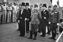 Japonsk&aacute; deleg&aacute;cia po pr&iacute;chode na kapitulačn&yacute; ceremoni&aacute;l na lodi USS Missouri.