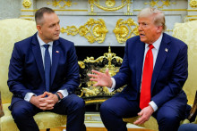 Americký prezident Donald Trump gestikuluje, keď sedí vedľa poľského prezidenta Karola Nawrockého. FOTO: Reuters