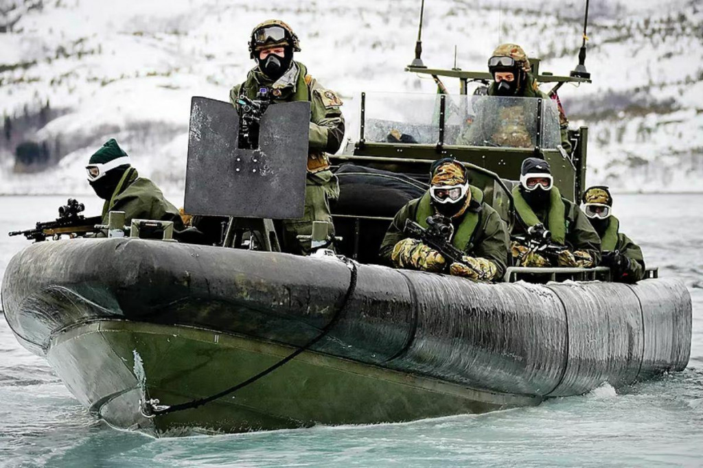 Jeden z práporov britských Commandos sa špeciálne vyčlenil pre operácie pri Severnom póle, základňu má na severovýchode Nórska. FOTO: Royal Navy UK/Britské námorníctvo