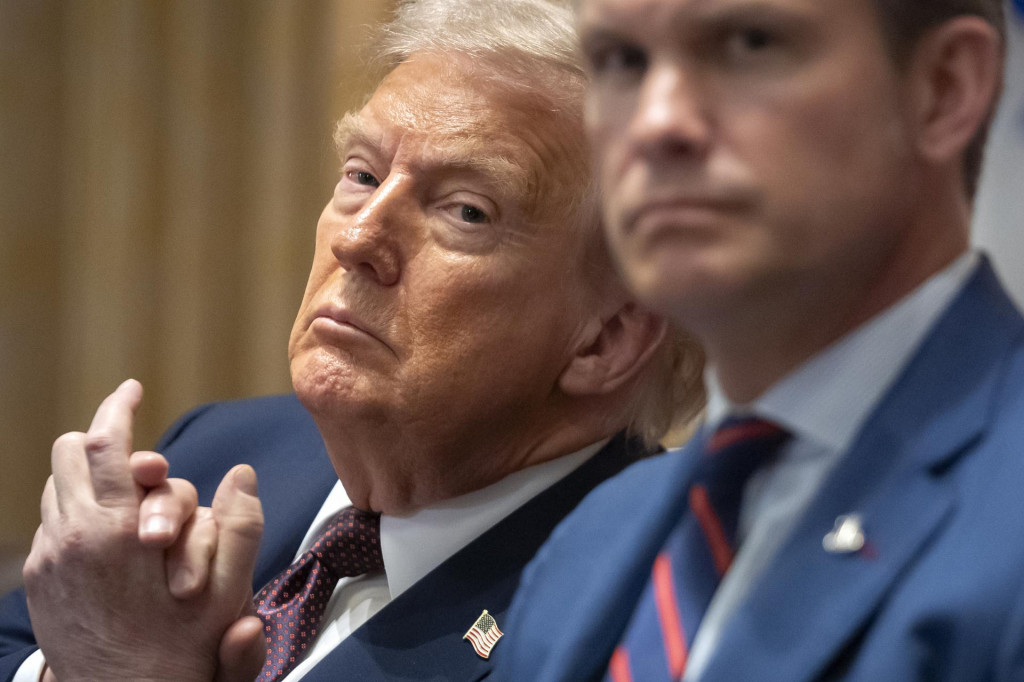 Prezident USA Donald Trump (vľavo) a minister obrany USA Pete Hegseth počas zasadnutia kabinetu v Bielom dome. FOTO: TASR/AP