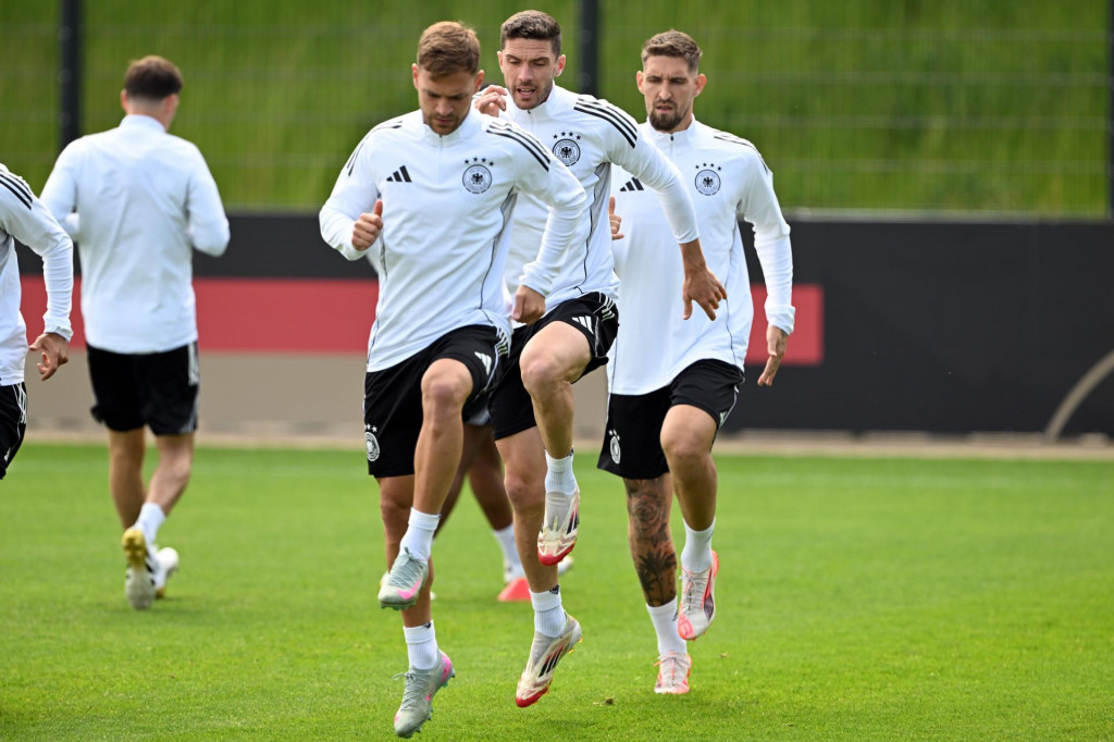 Nemci sa už poctivo pripravujú na zajtrajší súboj v Bratislave. Štvornásobní majstri sveta si nič iné ako zisk troch bodov na úvod kvalifikácie ani nepripúšťajú. FOTO: TASR/DPA