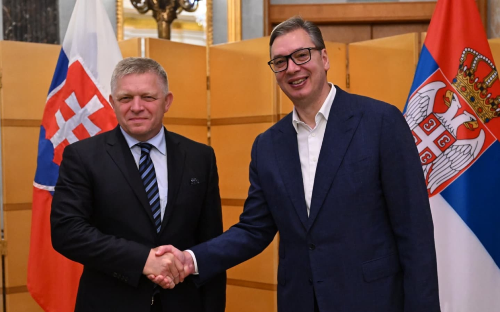 Robert Fico a Aleksandar Vučič na spoločnom rokovaní počas návštevy v Pekingu. FOTO: Facebook/Aleksandar Vučić