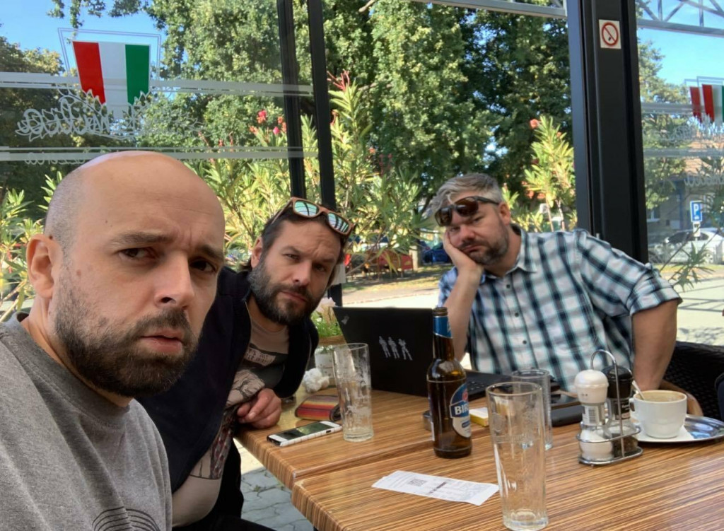 Tomáš Hudák, Kamil Mikulčík a Samo Trnka - autori relácie Skúška sirén