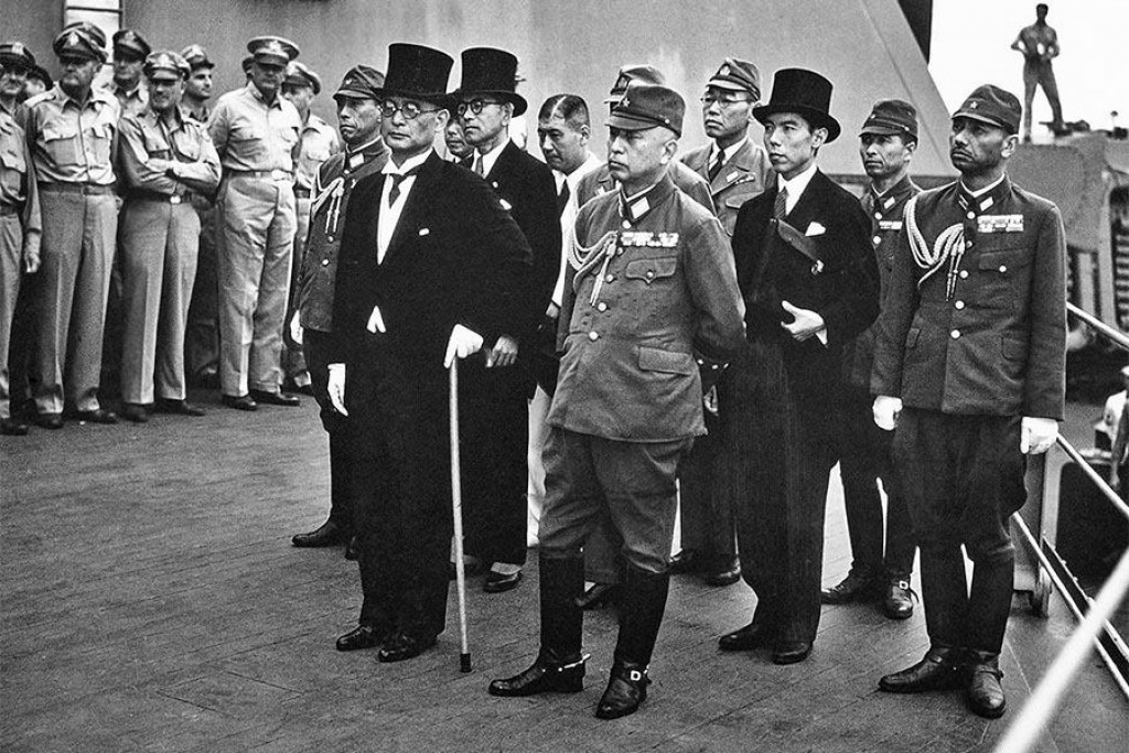 Japonská delegácia po príchode na kapitulačný ceremoniál na lodi USS Missouri.