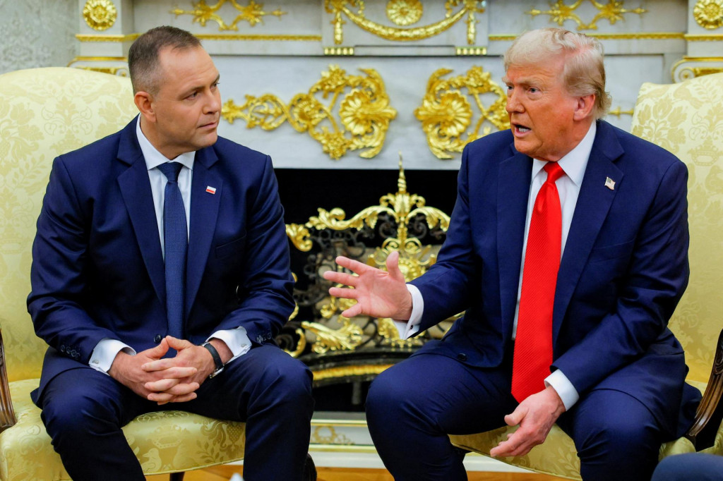 Americký prezident Donald Trump gestikuluje, keď sedí vedľa poľského prezidenta Karola Nawrockého. FOTO: Reuters