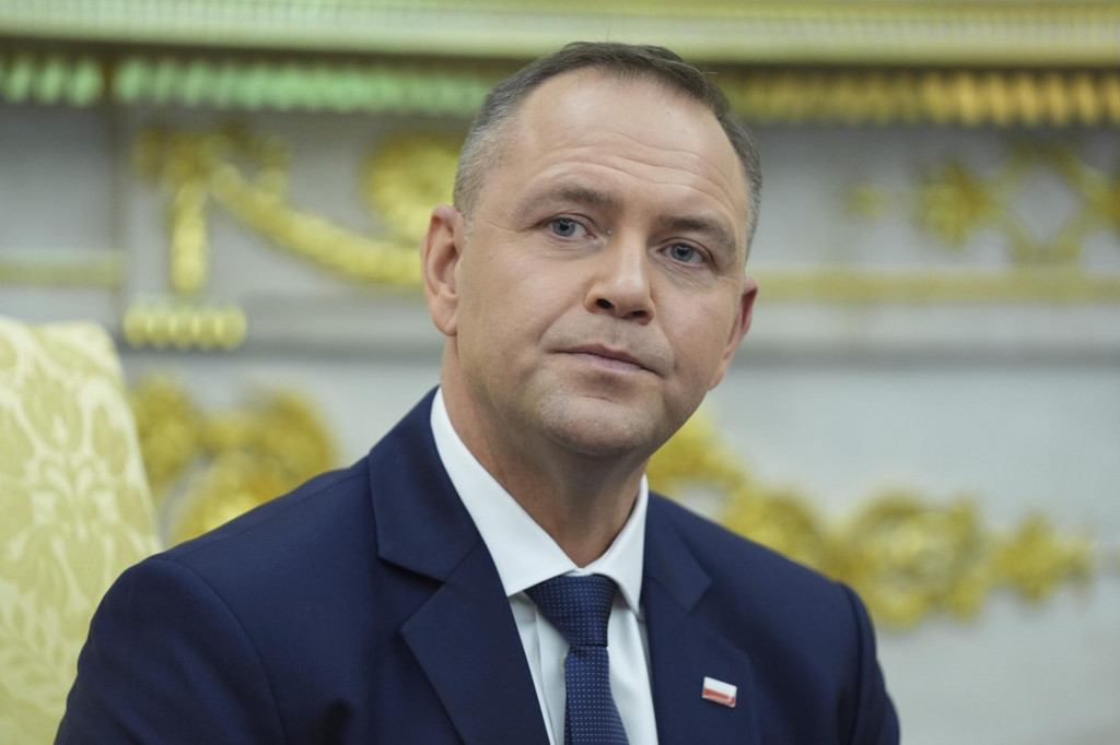 Prezident Poľska Karol Nawrocki počúva počas stretnutia s prezidentom USA Donaldom Trumpom v Oválnej pracovni Bieleho domu vo Washingtone. FOTO: TASR/AP