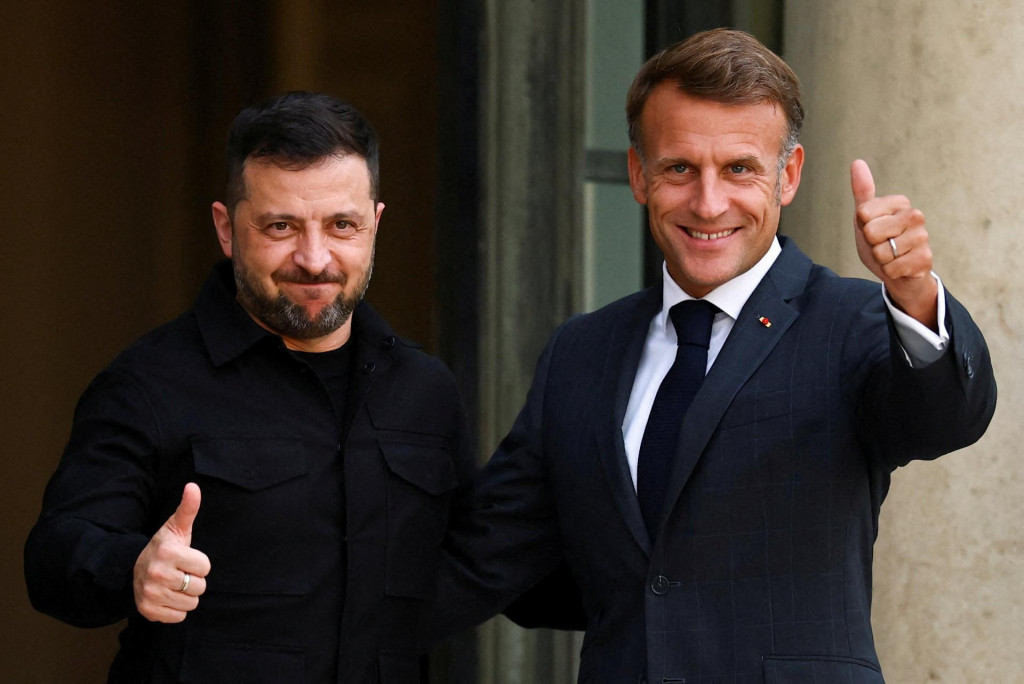 Francúzsky prezident Emmanuel Macron a ukrajinský prezident Volodymyr Zelenskyj. FOTO: Reuters