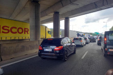 Stellacentrum uvádza, že následky nehody odstraňujú na diaľnici D2 v úseku Stupava - Lamač pred Bormi. FOTO: HN/Martin Kováčik