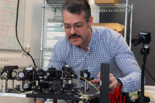 Djeylan Aktas vedie experimentálnu kvantovú komunikačnú skupinu pre fotoniku na oddelení Centra pre výskum kvantovej informácie Fyzikálneho ústavu SAV. FOTO: Peter Mayer/MAFRA