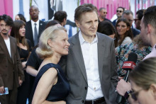 Pamela Anderson a Liam Neeson sa tvárili, že tvoria pár.