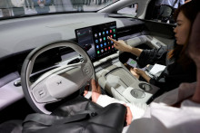 Spoločnosť Deloitte varovala, že dominancia Ázie predstavuje „regionálnu monopolizáciu“ trhu, čo zvyšuje riziko, že európski výrobcovia automobilov by mohli stratiť prístup k najmodernejším technológiám. FOTO: REUTERS