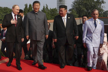 Zľava ruský prezident Vladimir Putin, čínsky prezident Si Ťin-pching, severokórejský líder Kim Čong-un a pakistanský premiér Šáhbáz Šaríf prichádzajú na vojenskú prehliadku pri príležitosti 80. výročia skončenia druhej svetovej vojny v Pekingu. FOTO: TASR/AP