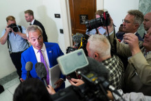 Imigrácia a hrozby sú témy, s ktorými je Nigel Farage veľmi dobre oboznámený. Jeho stávka na strach z migrantov sa už raz vyplatila. FOTO: Reuters