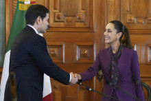 Na snímke americký minister zahraničných vecí Marco Rubio (vľavo) a prezidentka Mexika Claudia Sheinbaumová. FOTO: TASR/APtin