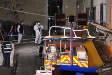 Vyšetrovatelia pracujú na mieste vykoľajenej elektrickej lanovky na ulici v Lisabone. FOTO: TASR/AP