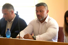 Na snímke uprostred podpredseda Republiky Miroslav Suja na Okresnom súde v Banskej Bystrici 4. septembra 2025. FOTO TASR