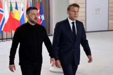 Francúzský prezident Emmanuel Macron a ukrajinský prezident Volodymyr Zelenský na summite koalície ochotných v Paríži. FOTO: REUTERS
