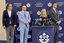 Predseda SAV Martin Venhart a šéfka Biomedicínskeho centra SAV Silvia Pastoreková. FOTO: HN/Ákos Cséplö