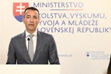 Na snímke minister školstva, výskumu, vývoja a mládeže Tomáš Drucker (Hlas-SD) počas tlačovej konferencie vo štvrtok 4. septembra 2025 v Bratislave. FOTO TASR