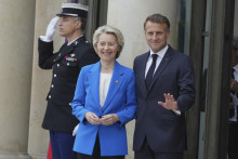 Francúzsky prezident Emmanuel Macron (vpravo) a predsedkyňa Európskej komisie Ursula von der Leyenová pózujú pred rokovaniami tzv. koalície ochotných o Ukrajine v Paríži. FOTO: TASR/AP