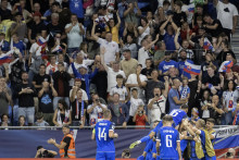 Gólová radosť slovenských futbalistov po góle na 2:0 v úvodnom kvalifikačnom zápase na MS 2026 A-skupiny Slovensko - Nemecko 4. septembra 2025 v Bratislave. FOTO: TASR/Martin Baumann