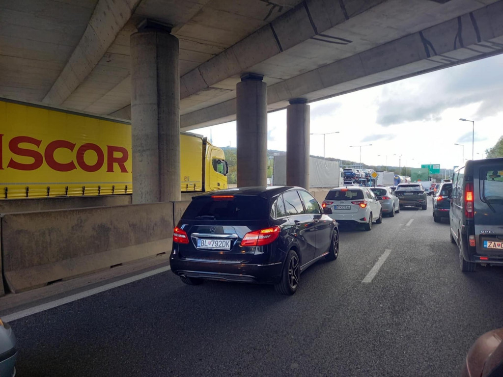 Stellacentrum uvádza, že následky nehody odstraňujú na diaľnici D2 v úseku Stupava - Lamač pred Bormi. FOTO: HN/Martin Kováčik
