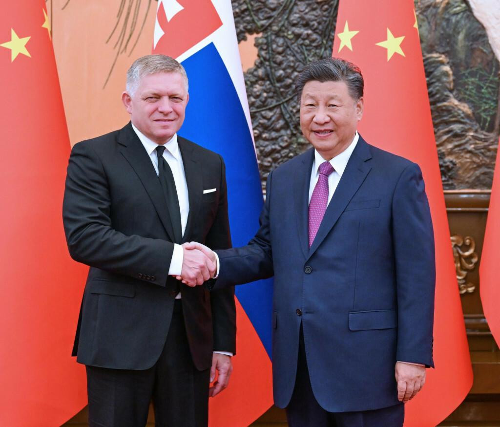 Slovenský premiér Robert Fico a čínsky prezident Si Ťin-pching. FOTO: TASR/XINHUA