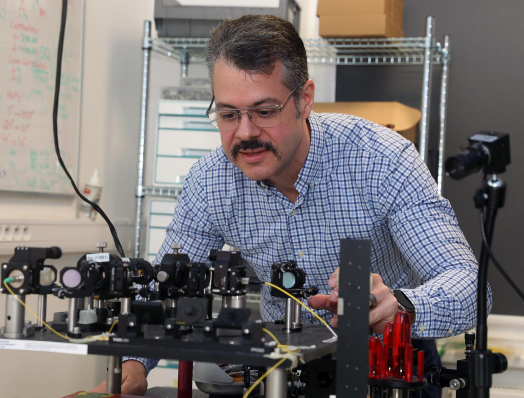 Djeylan Aktas vedie experimentálnu kvantovú komunikačnú skupinu pre fotoniku na oddelení Centra pre výskum kvantovej informácie Fyzikálneho ústavu SAV. FOTO: Peter Mayer/MAFRA