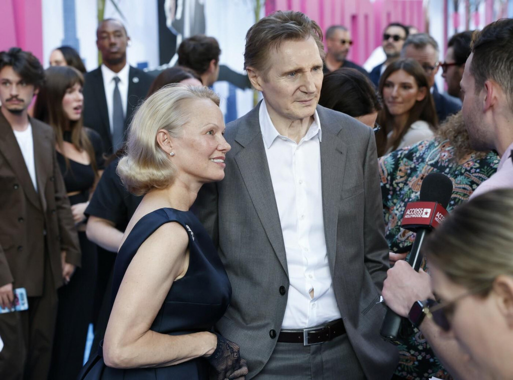 Pamela Anderson a Liam Neeson sa tvárili, že tvoria pár.