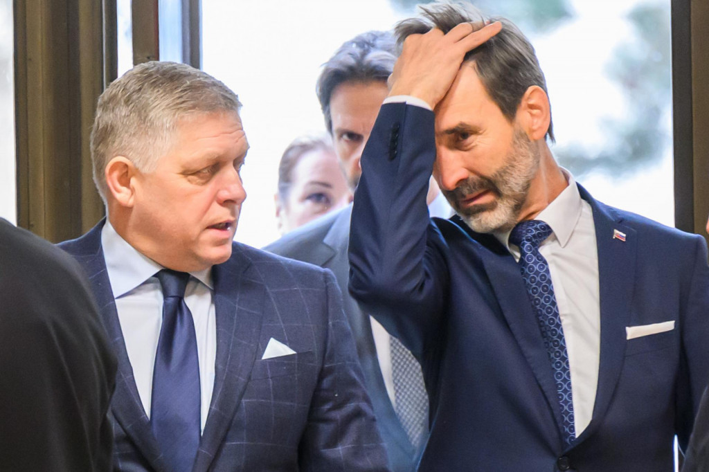 Na snímke zľava predseda vlády Robert Fico (Smer-SD) a minister zahraničných vecí a európskych záležitostí Juraj Blanár (Smer-SD). FOTO TASR -