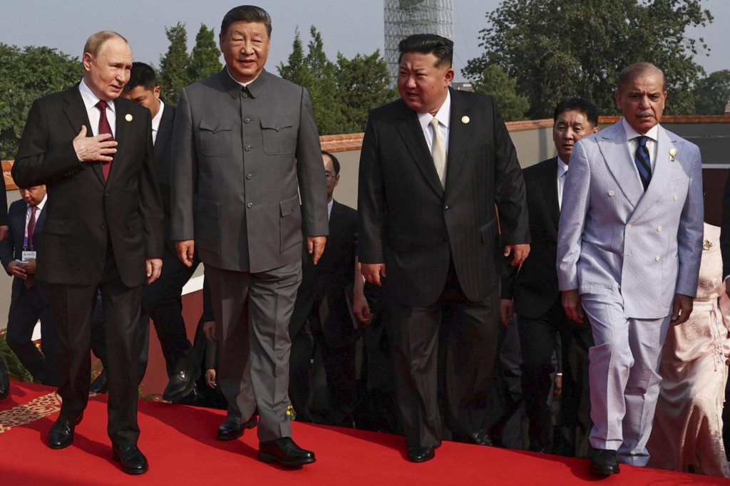Zľava ruský prezident Vladimir Putin, čínsky prezident Si Ťin-pching, severokórejský líder Kim Čong-un a pakistanský premiér Šáhbáz Šaríf prichádzajú na vojenskú prehliadku pri príležitosti 80. výročia skončenia druhej svetovej vojny v Pekingu. FOTO: TASR/AP