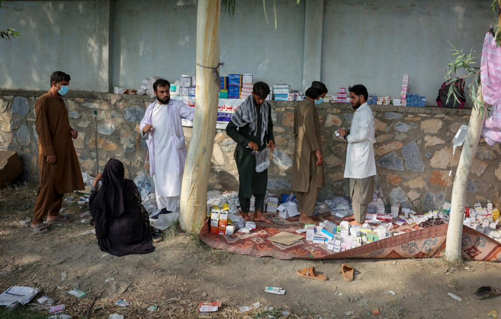 Výzva komisára prichádza v čase, keď sa záchranárske tímy stále snažia dostať k preživším. FOTO: REUTERS
