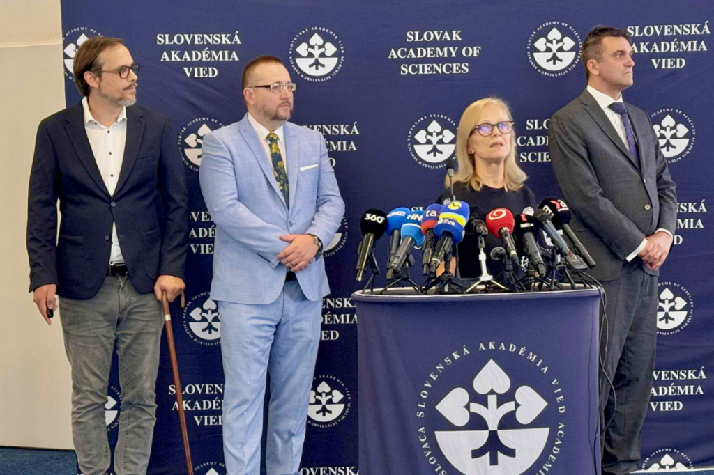 Predseda SAV Martin Venhart a &scaron;&eacute;fka Biomedic&iacute;nskeho centra SAV Silvia Pastorekov&aacute;. FOTO: HN/&Aacute;kos Cs&eacute;pl&ouml;