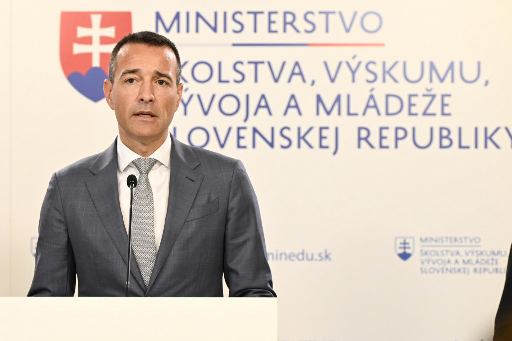 Na snímke minister školstva, výskumu, vývoja a mládeže Tomáš Drucker (Hlas-SD) počas tlačovej konferencie vo štvrtok 4. septembra 2025 v Bratislave. FOTO TASR