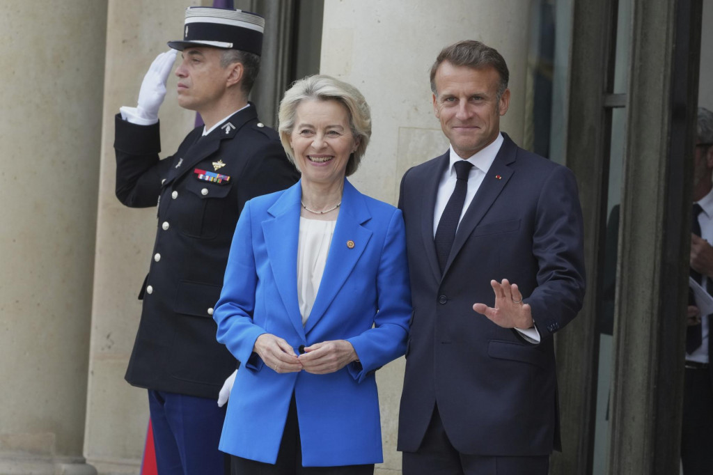 Francúzsky prezident Emmanuel Macron (vpravo) a predsedkyňa Európskej komisie Ursula von der Leyenová pózujú pred rokovaniami tzv. koalície ochotných o Ukrajine v Paríži. FOTO: TASR/AP