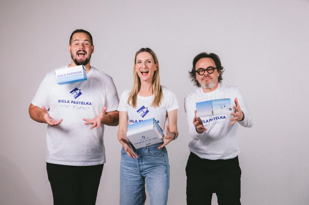 Zbierka Biela pastelka pravidelne spája trojicu Adela Vinczeová, Fero Joke a Robo Roth.

