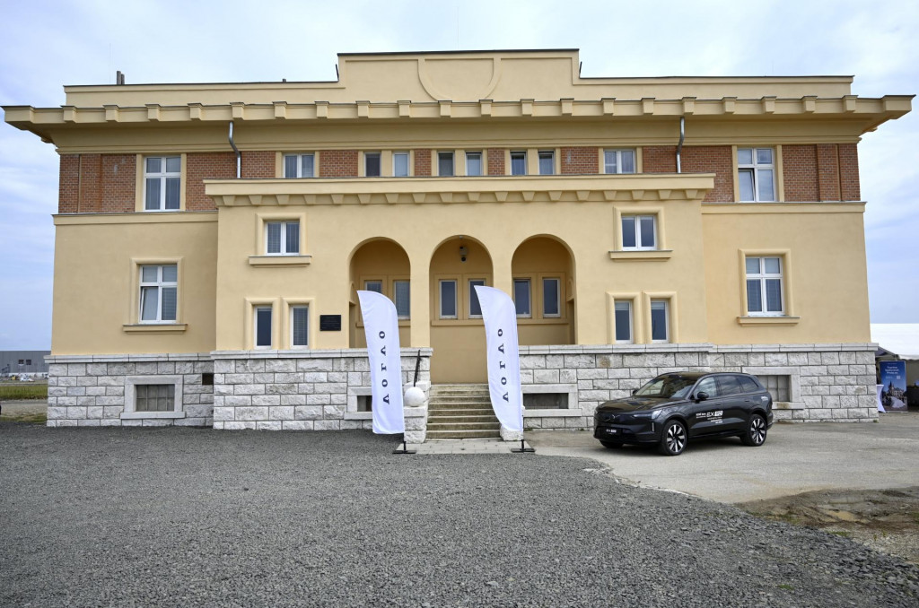 Zrekonštruovaná budova UKSUPu v areáli automobilky spoločnosti Volvo Car Košice. FOTO: TASR/Roman Hanc