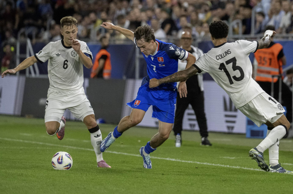Na snímke uprostred hráč Slovenska Leo Sauer, vľavo hráč Nemecka Joshua Kimich a vpravo hráč Nemecka Nnamdi Collins v úvodnom kvalifikačnom zápase na MS 2026 A-skupiny Slovensko - Nemecko 4. septembra 2025 v Bratislave. FOTO: TASR/Martin Baumann