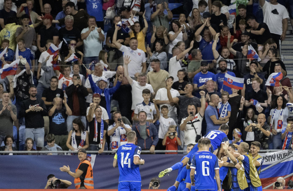Gólová radosť slovenských futbalistov po góle na 2:0 v úvodnom kvalifikačnom zápase na MS 2026 A-skupiny Slovensko - Nemecko 4. septembra 2025 v Bratislave. FOTO: TASR/Martin Baumann