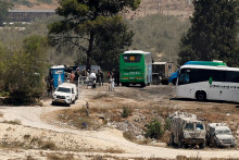 Izraelskí osadníci sa vracajú na miesto predtým evakuovanej osady. FOTO: Reuters
